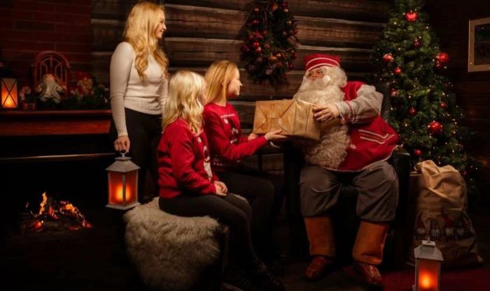 Hình ảnh ông già Noel dễ thương đang phát quà cho mọi người