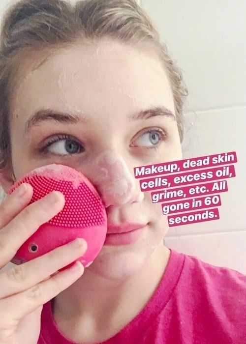 The Mytour editor is utilizing the Luna Mini 2, highlighting its ability to remove makeup, dead skin cells, excess oil, and grime in just 60 seconds.