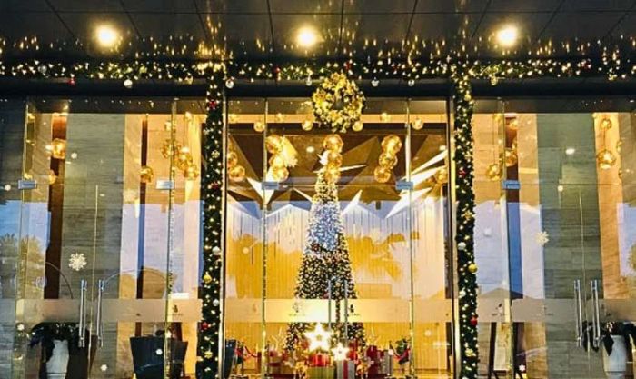 Trang trí Noel khách sạn từ phía bên ngoài lạ mắt