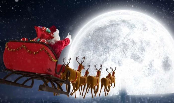 Hình ảnh ông già Noel đang phát quà đầy ấm áp và ý nghĩa