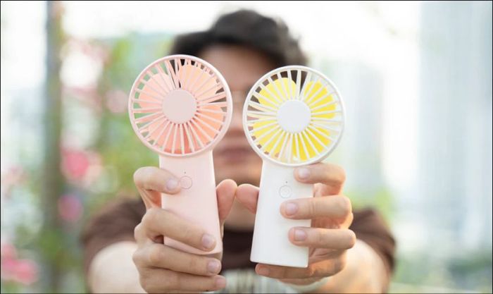 Quạt mini cầm tay là món quà Giáng sinh tiện lợi và thiết thực