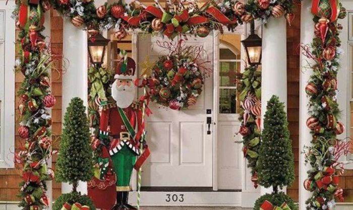 Trang trí Noel khách sạn ở cửa chính và cửa sổ đáng yêu