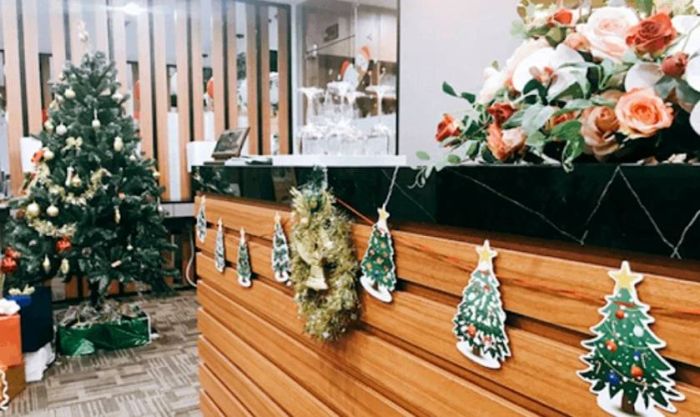 Trang trí Noel khách sạn ở bàn lễ tân độc đáo
