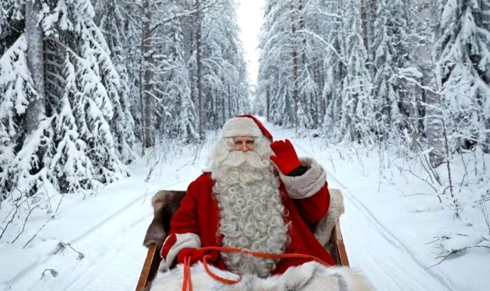 Hình ảnh ông già Noel giữa khung cảnh tuyết rơi lãng mạn