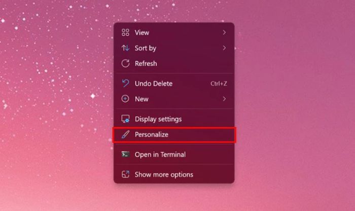 Nhấp chuột phải vào bất kỳ khoảng trống nào trên màn hình desktop và chọn Personalize