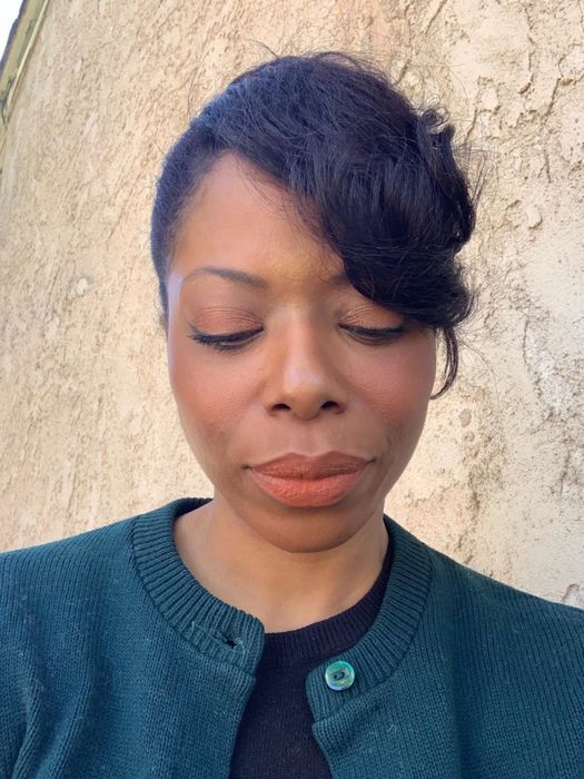 reviewer wearing brown orange shade