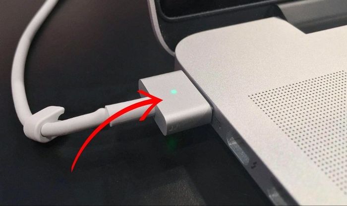 Macbook mới mua nên sạc pin trong bao lâu là hợp lý?