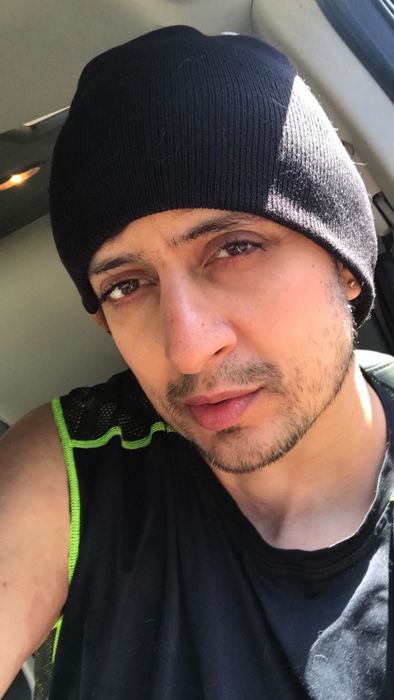 a reviewer modeling the black beanie