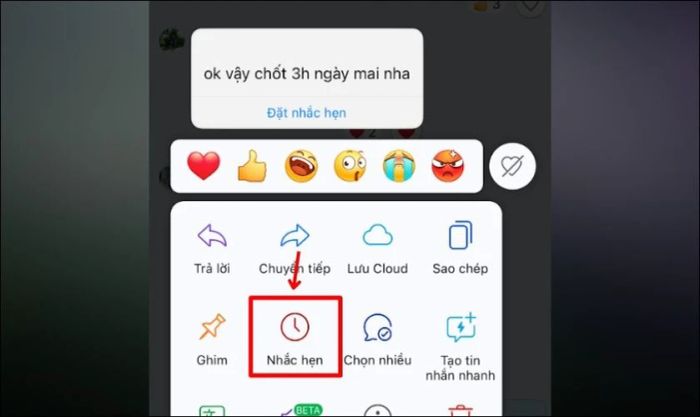 Nhấn và giữ vào đoạn chat mà bạn muốn thiết lập nhắc hẹn