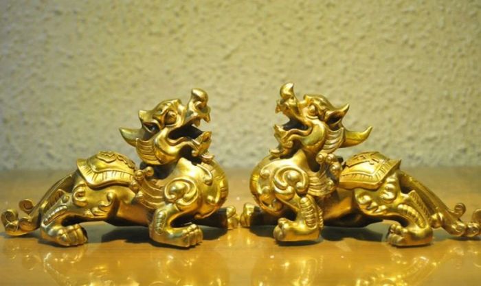 Tượng Tỳ hưu, linh vật phong thủy trấn sát và chiêu tài, thường được đặt trên bàn thờ ông Địa.