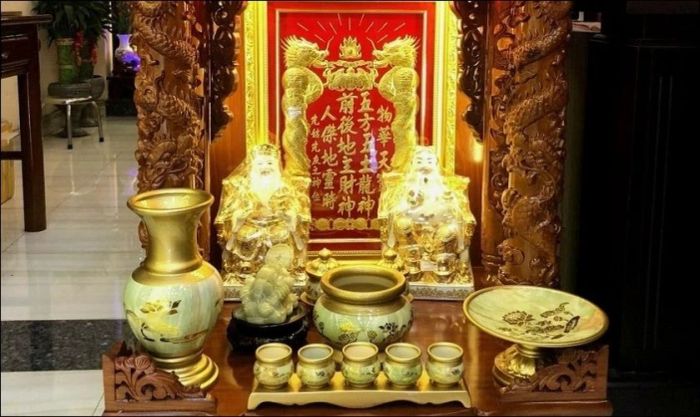 Bộ lư, bình, đĩa không chỉ có chức năng trang trí mà còn là những vật phẩm dùng trong việc thờ cúng hàng ngày.