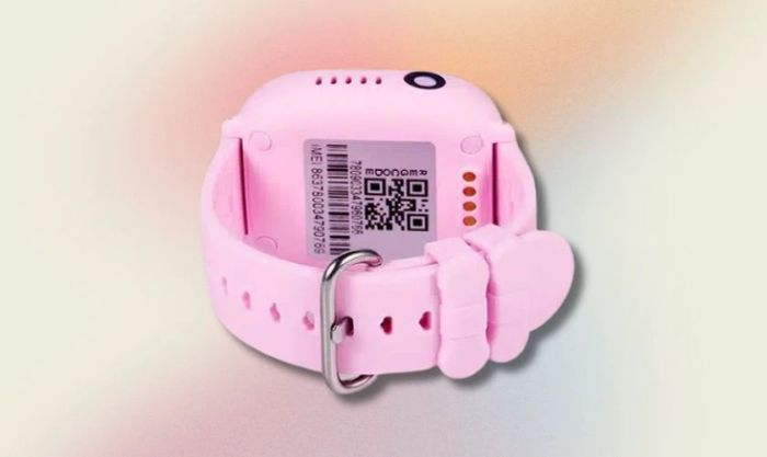 Hướng dẫn cách reset đồng hồ định vị cho trẻ em bằng mã IMEI ở mặt sau đồng hồ.