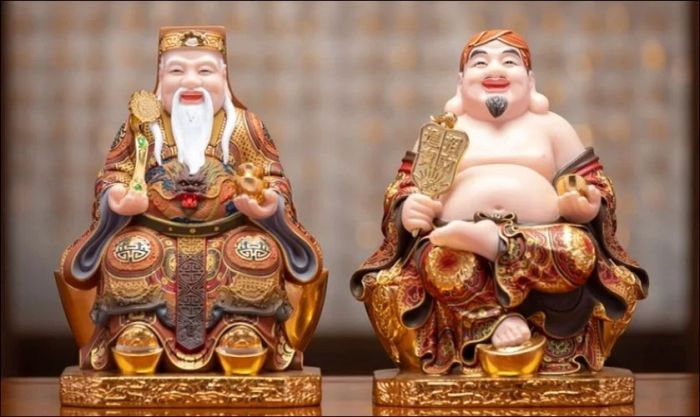 Tượng ông Địa và ông Thần Tài là hai linh vật quan trọng không thể thiếu trên bàn thờ, mang lại sự may mắn và tài lộc cho gia đình.