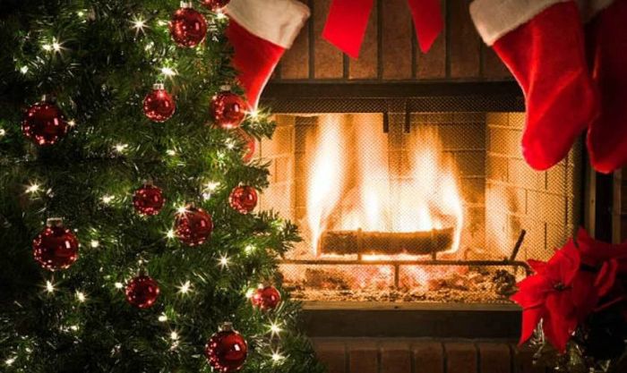 Ảnh nền máy tính Noel với hình ảnh bên ngọn lửa ấm áp