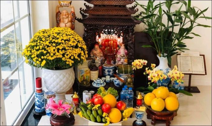 Cây chiêu tài là một lựa chọn phổ biến để trang trí bàn thờ ông Địa trong dịp Tết, giúp không gian thờ cúng thêm phần sinh động và mang lại may mắn.