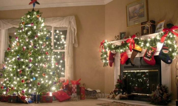 Hình nền cây thông Noel cho máy tính với không khí ấm cúng, phù hợp cho mùa lễ hội