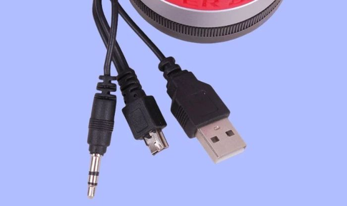 Phương pháp sạc loa Bluetooth hiệu quả là dùng dây sạc chính hãng