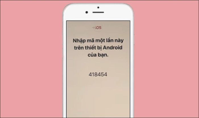 Màn hình iPhone hiển thị mã xác nhận cần thiết