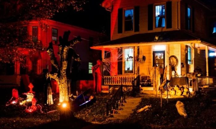 Trang trí Halloween phần ngoại thất ngôi nhà 
