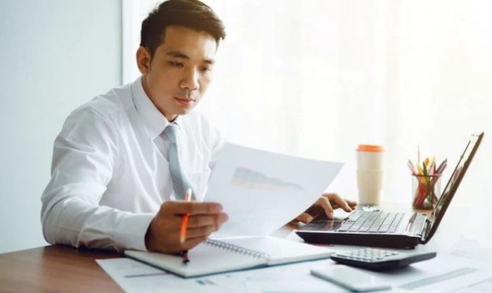 Người đàn ông với sự tập trung cao độ và nghiêm túc trong công việc