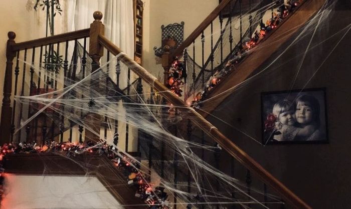 Trang trí Halloween phần ngoại thất ngôi nhà 