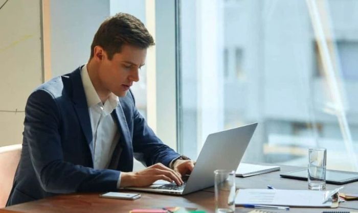 Nam giới thể hiện sự chuyên tâm và nỗ lực trong công việc