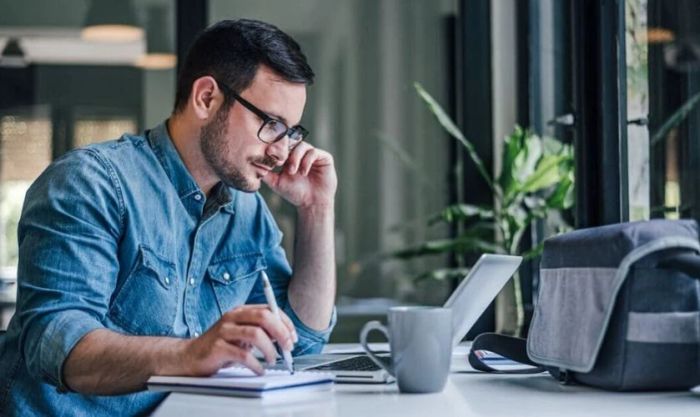 Hình ảnh nam giới chuyên tâm và dồn hết tâm trí vào công việc