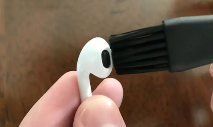 Thường xuyên vệ sinh tai nghe để tránh bụi bẩn và hư hỏng