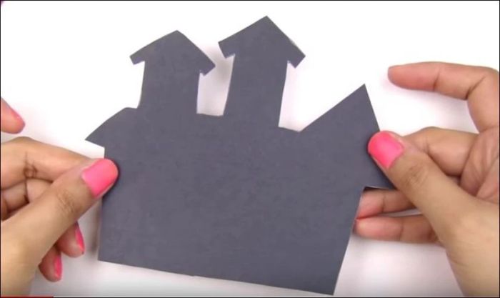 Dùng một tờ giấy màu đen khác