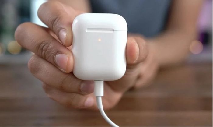 Bạn có thể sử dụng máy tính hoặc các ổ cắm có cổng Micro USB hoặc lightning để sạc