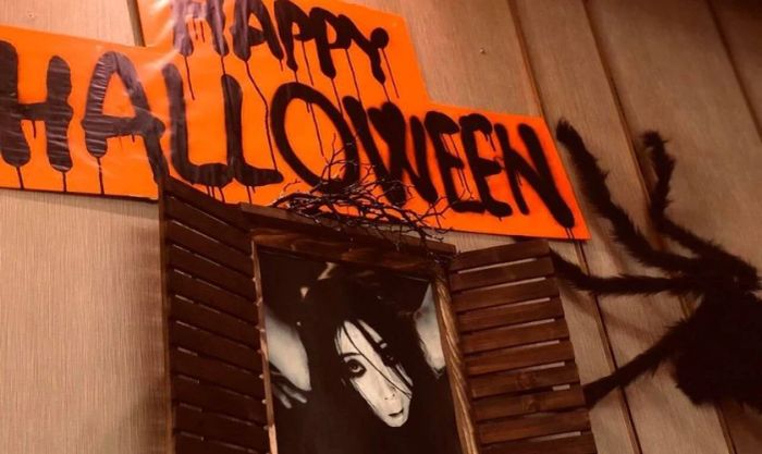 Cắt dán chữ và đồ trang trí Halloween