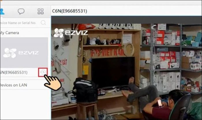 Để xem lại các đoạn video đã ghi hình, bạn chỉ cần nhấn vào biểu tượng đồng hồ.