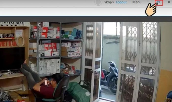 Để phóng to khung hình camera, bạn chỉ cần nhấn vào ô hình vuông ở góc trên bên phải màn hình.
