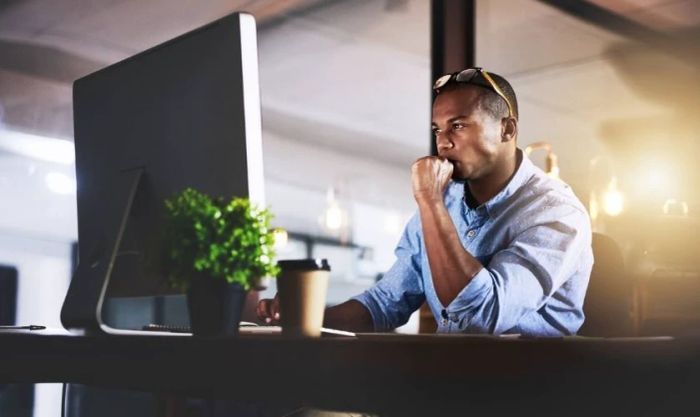 Người đàn ông đang trầm ngâm suy nghĩ sâu sắc về công việc