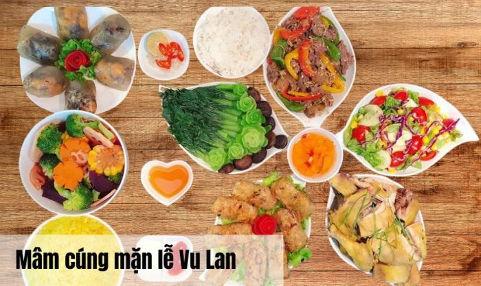 Mâm cúng mặn được chuẩn bị để dâng lên gia tiên trong dịp lễ Vu Lan