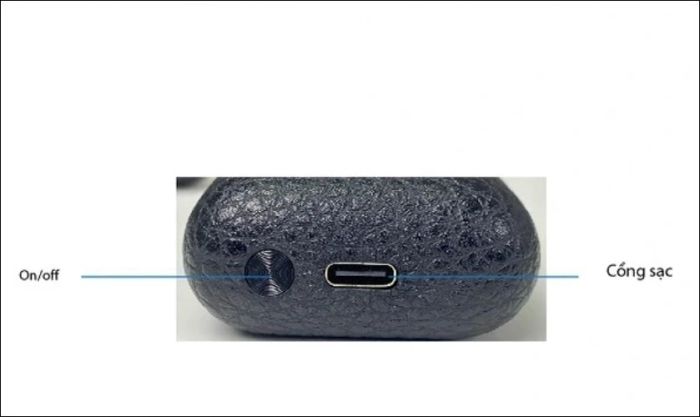 Cắm đầu cáp Micro-USB hoặc Type-C vào cổng sạc trên tai nghe Marshall