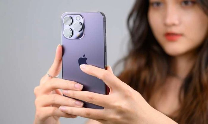 Smartphone không chỉ là công cụ liên lạc mà còn là phụ kiện thời thượng và thiết bị giải trí cao cấp.