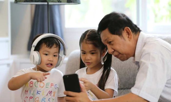 Đối với các thành viên nhỏ tuổi trong gia đình, smartphone là công cụ hỗ trợ học tập và giải trí hiệu quả.