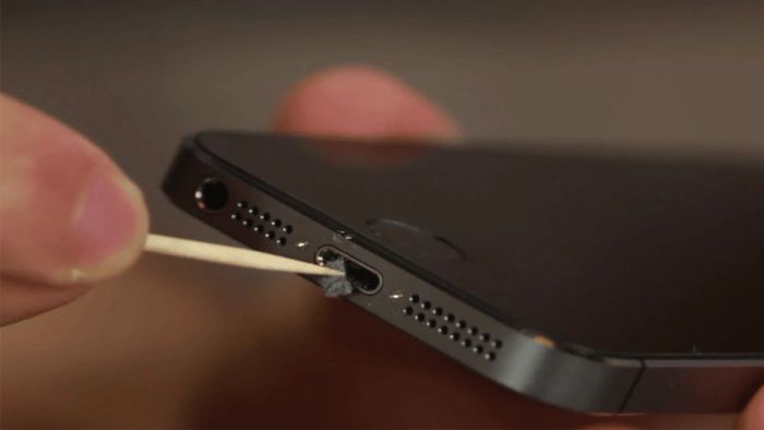 các phương pháp vệ sinh cổng sạc iPhone