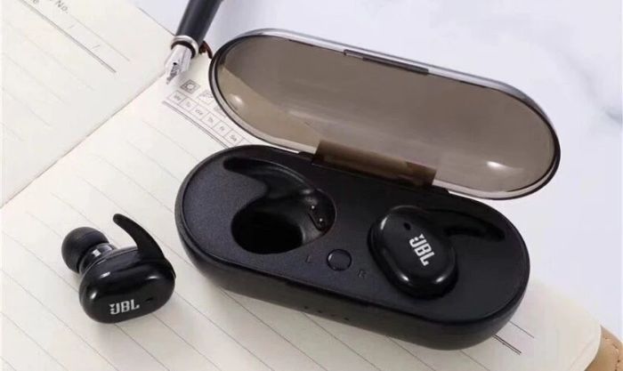 Thiết kế và độ ôm vừa vặn của tai nghe JBL TWS4