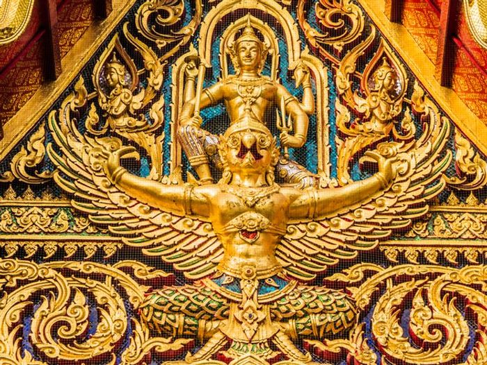 พระนารายณ์ทรงสุบรรณ หน้าบันวัดราชบูรณะ