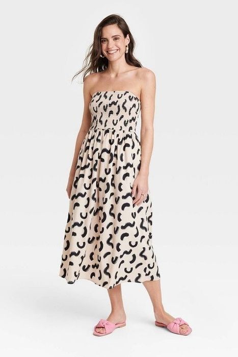 Model showcasing the tan and black squiggle dress