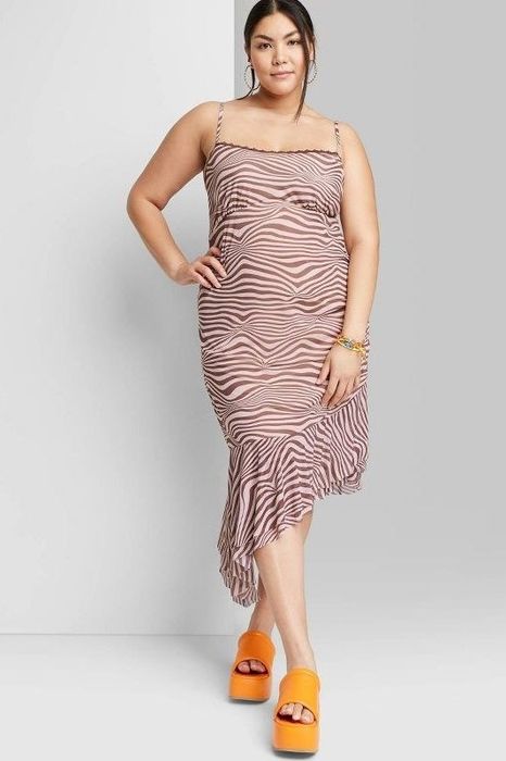 A model wearing the brown and white patterned dress
