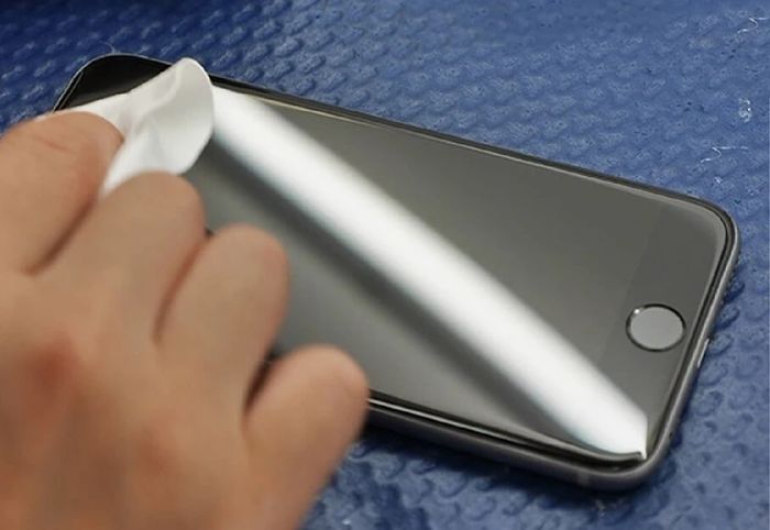 Làm khô bề mặt ngoài của điện thoại khi iPhone rơi xuống nước