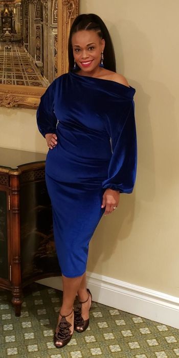 The midi dress with long, slightly puffed sleeves in blue