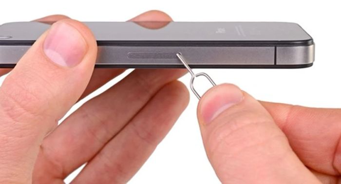 Tháo thẻ SIM ngay lập tức khi iPhone bị rơi xuống nước