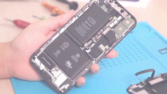 Tháo rời điện thoại - giải pháp cho iPhone bị rơi nước