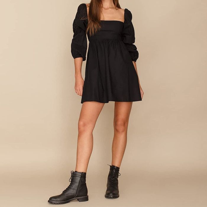 A model wearing the black dress