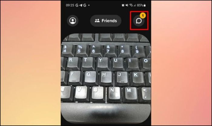 Nhấn vào biểu tượng chat ở góc phải màn hình