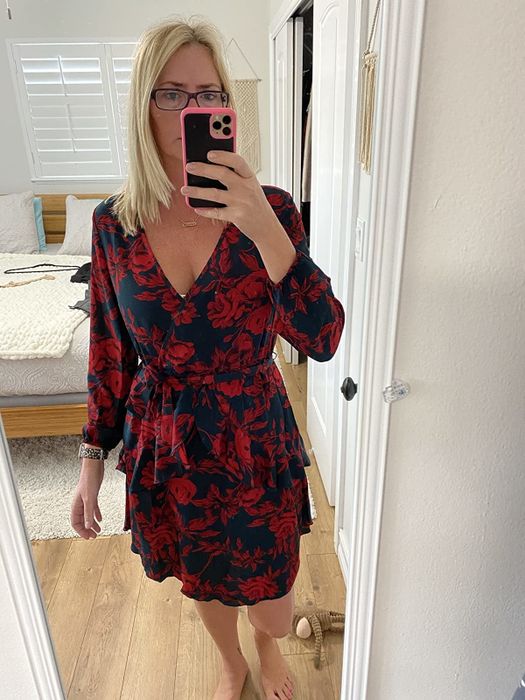 A reviewer in a striking red attire
